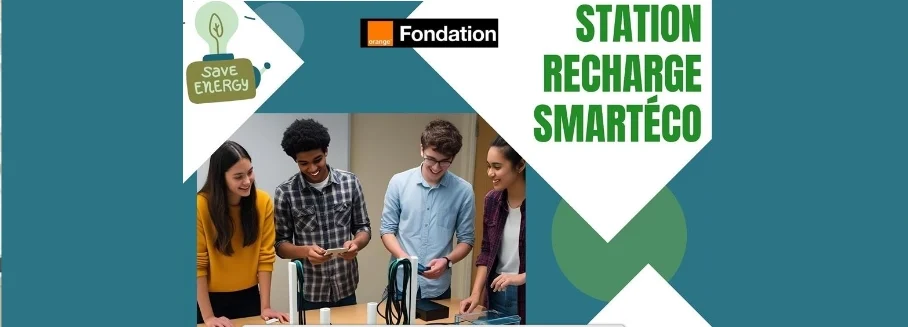 Affiche du projet « Station ReCharge SmartÉco » soutenu par la Fondation Orange. Au centre, quatre jeunes participent à un atelier collaboratif autour d’un prototype technique. Le visuel met en avant les thèmes de l’énergie durable, de l’innovation et de l’engagement des jeunes dans un projet écologique.