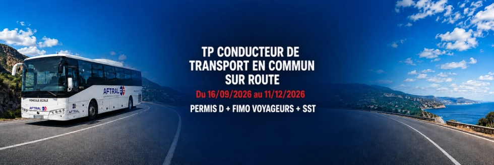 Autocar-école AFTRAL circulant sur une route panoramique. L’affiche présente la formation TP Conducteur de transport en commun sur route, organisée du 16 septembre au 11 décembre 2026.